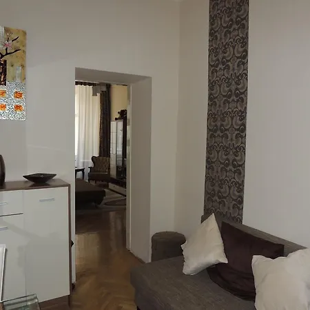 City Center Cintia Apartman شقة *